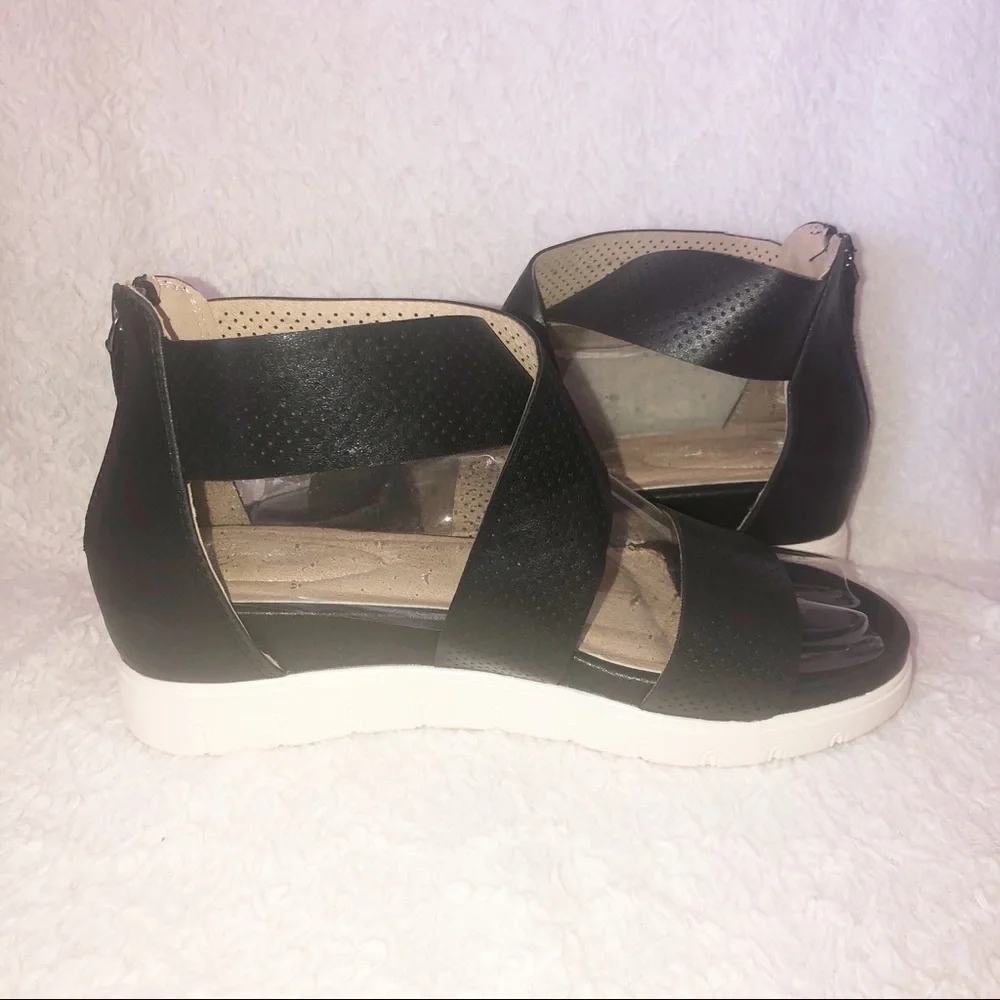 New Comfort 1946 criss-cross sandals.